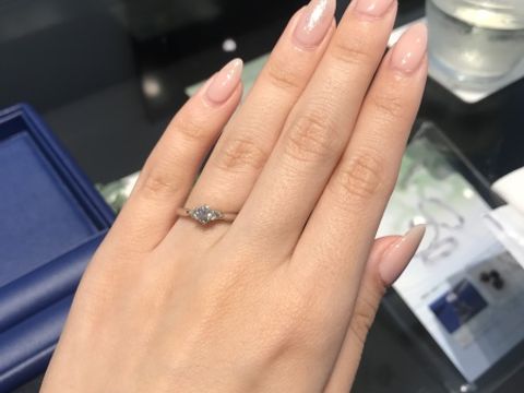 【銀座ダイヤモンドシライシの口コミ】 シンプルで結婚指輪を選ぶ時もなんでも合わせやすいデザイン。接客して下…