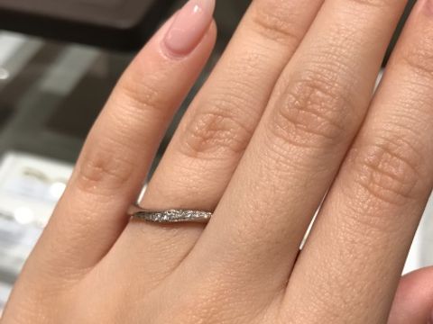 【アイプリモ(I-PRIMO)の口コミ】 ウェーブタイプのハーフエタニティーで探していました。前から見てもキラ…