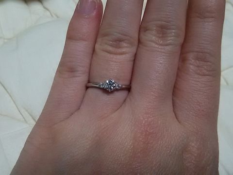 【銀座ダイヤモンドシライシの口コミ】 指が短い私にとって今まで指輪はウェーブのものばかり選んでいましたが実…