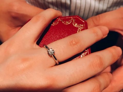 【カルティエ(Cartier)の口コミ】 ダイヤモンドに台座が付いた「婚約指輪らしい」デザインで探していました…