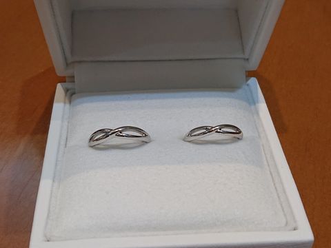 【ジュエリー東京の口コミ】 元々、婚約指輪とセットで身に付けられるものを探していました。婚約指輪…