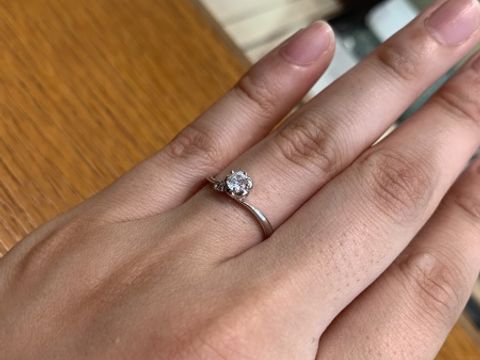 【1122 iifuufu bridal(いい夫婦ブライダル)の口コミ】 お花の形で、枠が大きいためダイアモンドが大きくみえて目立ち可愛く感じ…