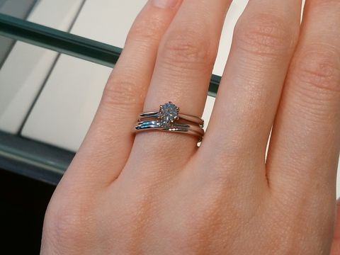 【銀座ダイヤモンドシライシの口コミ】 婚約指輪と同じく、童話の結びに使われる｢そして2人はいつまでも幸せに暮…
