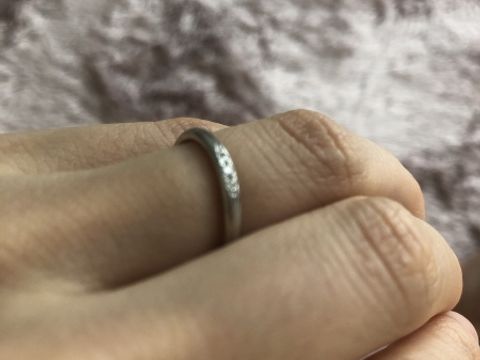 【銀座ダイヤモンドシライシの口コミ】 指が細めなので、指輪も細めシンプルなものを選びました。当初は石が全く…