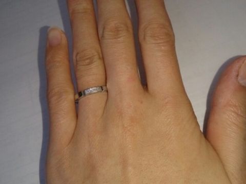 【カルティエ(Cartier)の口コミ】 少し厚みのあるこの指輪が好きです。
細すぎないので指輪をつけていると実…
