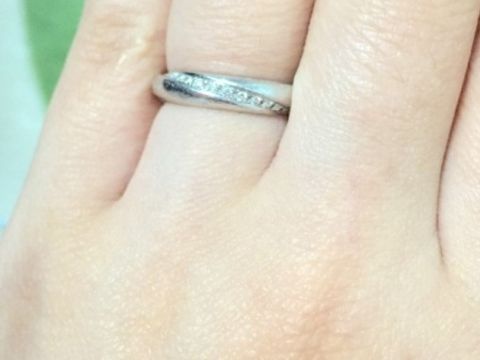 【Ponte Vecchio(ポンテヴェキオ)の口コミ】 旦那さんと色違いで購入しました。旦那さんの方はダイヤが黒なのです。と…