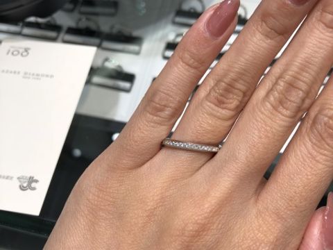 【ラザール ダイヤモンド(LAZARE DIAMOND)の口コミ】 台形型のリングで厚みがあるが、着け心地がとても良かったです。ダイヤの…