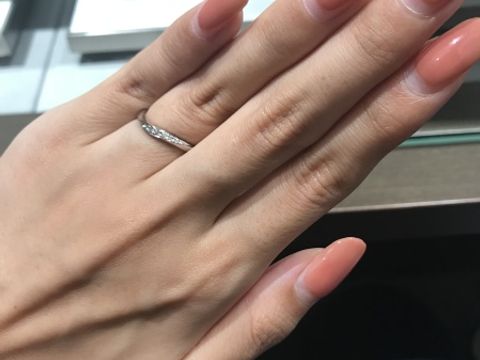 【アイプリモ(I-PRIMO)の口コミ】 ダイヤモンドがたくさん付いていてゴージャスでした。
結婚指輪にもダイヤ…