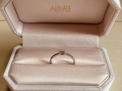 【AHKAH(アーカー)の口コミ】 もともと好きなブランドなので、ブランドはAHKAHと決めていました。
事前…