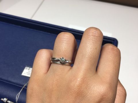 【銀座ダイヤモンドシライシの口コミ】 リングにも小さなダイヤモンドが交互に入っており、エタニティとは違って…
