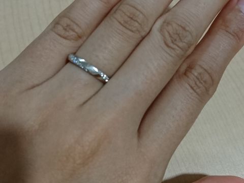 【ラザール ダイヤモンド(LAZARE DIAMOND)の口コミ】 流れるようなラインの中に、ダイヤモンドが輝いていて、すごくキレイな指…