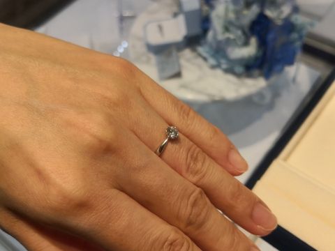 【ヴァンドーム青山(VENDOME AOYAMA)の口コミ】 ダイヤに向かって細くなっているプラチナ部分が、可愛らしいデザインです…