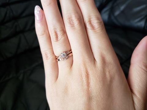 【マジョーレの口コミ】 メインダイヤの爪の部分が、ダイヤを包み込むようなデザインになっており…