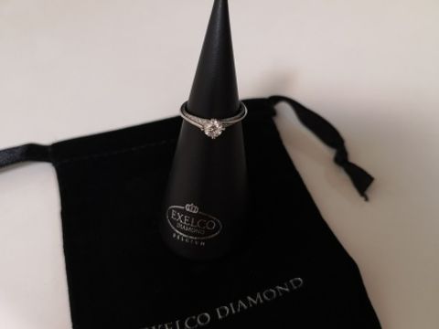 【エクセルコダイヤモンド(EXELCO DIAMOND)の口コミ】 シンプルなのに、ダイヤモンドの輝きがより感じられるデザインに惹かれま…