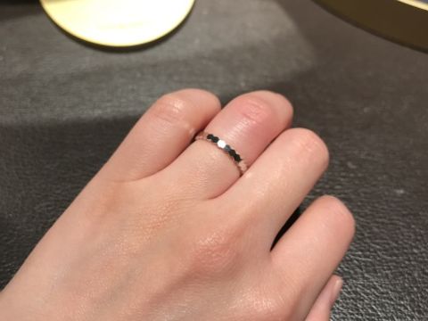 【ショーメ(CHAUMET)の口コミ】 ピンクゴールドで肌なじみがいいです。
こちらのハニカムリングは、蜂の巣…