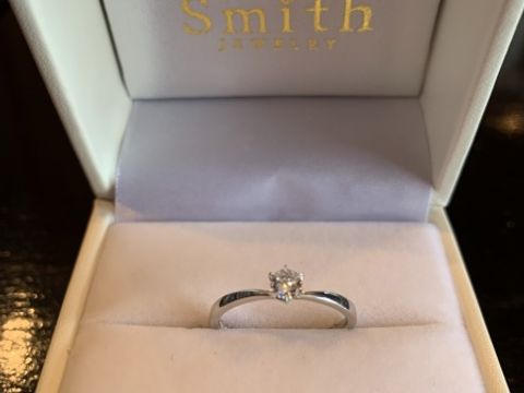 【Smith(工房スミス)の口コミ】 彼女へのプレゼントでシンプルな婚約指輪を探していました。自分で作るの…