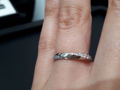 【ラザール ダイヤモンド(LAZARE DIAMOND)の口コミ】 とてもキラキラと輝いてきれいだと思いました。つけ心地もよく、他にはな…