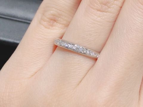 【ラザール ダイヤモンド(LAZARE DIAMOND)の口コミ】 中央に少し大きめのダイヤモンドがついているデザインです。華やかですが…