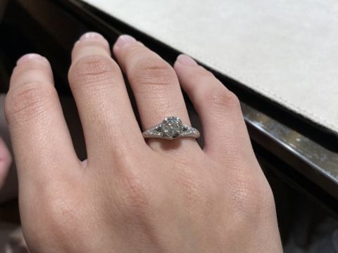 【ブルガリ(BVLGARI)の口コミ】 真ん中のダイヤを貴金属と小ぶりのダイヤで取り囲むような他にはない個性…