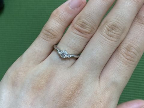 【アイプリモ(I-PRIMO)の口コミ】 ２つのメレダイヤがセンターダイヤモンドを挟んでいてとても可愛い。ゆる…