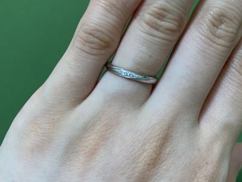 【アイプリモ(I-PRIMO)の口コミ】 婚約指輪と重ねづけしやすいようなデザインを探してました。かつ、定番の…