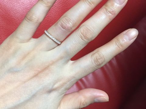 【ケイウノ ブライダル(K.UNO BRIDAL)の口コミ】 凄くシンプルなデザインなのに細身で指が長細く見え、また結婚指輪と合わ…