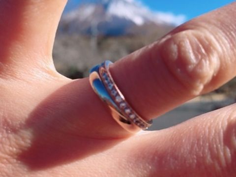 【ケイウノ ブライダル(K.UNO BRIDAL)の口コミ】 指輪以外のアクセサリーをプラチナ、ゴールドと共に使うのでどちらを着け…