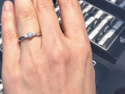 【エクセルコダイヤモンド(EXELCO DIAMOND)の口コミ】 ダイヤモンドがより引き立つデザインであり、太さが私の指に合っていると…