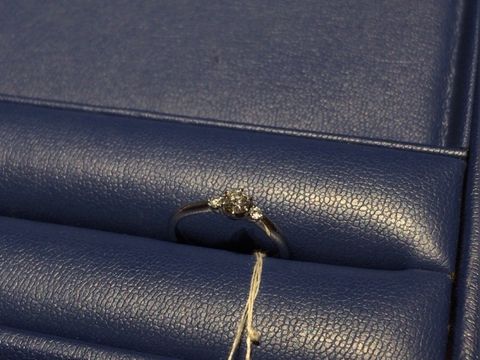 【銀座ダイヤモンドシライシの口コミ】 リングの枠のデザインと中心のダイヤモンドをそれぞれ選ぶ購入方法なので…