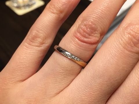 【ケイウノ ブライダル(K.UNO BRIDAL)の口コミ】 シンプルなダイヤが斜めに入ってるタイプを探していましたが、いくつか候…