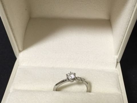 【アンジェリックフォセッテ(Angelique Fossette)の口コミ】 一粒ダイヤの横に2粒のメレが並んでいるという派手すぎず、シンプルすぎな…