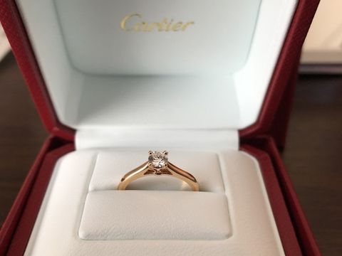【カルティエ(Cartier)の口コミ】 ゴールドが可愛いのと、王道のカギ爪の形が良かった。
またカルティエの、…