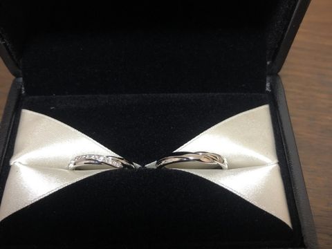 【エクセルコダイヤモンド(EXELCO DIAMOND)の口コミ】 デザインはゆったりとしたウェーブ形です。
女性のリングは左側にダイヤが…