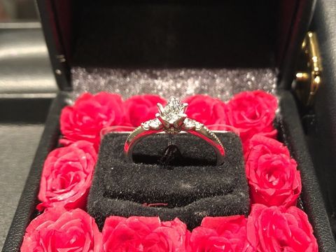 【エクセルコダイヤモンド(EXELCO DIAMOND)の口コミ】 色々なデザインがあり迷いましたが、王道の婚約指輪らしさもありながら、…