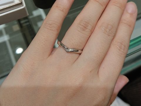 【アイプリモ(I-PRIMO)の口コミ】 V字の形が特に気に入りました。指輪の太さも少し太めでカッチリ感のあるデ…