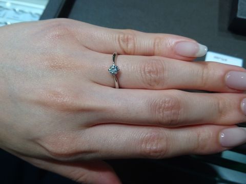 【アイプリモ(I-PRIMO)の口コミ】 緩やかなウェーブラインでダイヤモンドの輝きがより繊細に見えるデザイン…