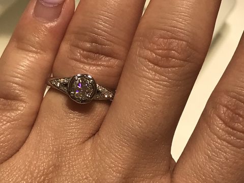 【ブルガリ(BVLGARI)の口コミ】 比較的新しいデザインです。
真ん中の石のグレードによりだいぶお値段の差…