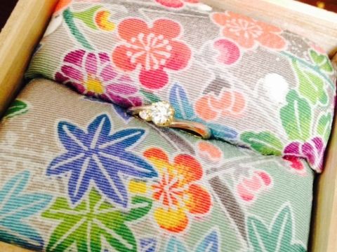 【杢目金屋(もくめがねや)の口コミ】 彼が内緒で用意してくれたエンゲージリングです。大きなダイヤモンドと小…
