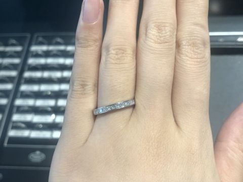 【エクセルコダイヤモンド(EXELCO DIAMOND)の口コミ】 指輪は、丸ではなく四角くカットされたプリンセスカットのダイヤモンドを…