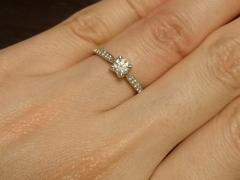【サマンサティアラブライダル(Samantha Tiara Bridal)の口コミ】 ストレートタイプのエンゲージリングです。メインののダイヤモンドから両…