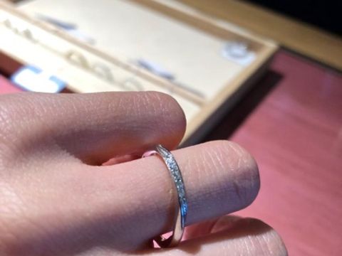 【ith(イズ)の口コミ】 婚約指輪でダイヤが大きくなく、結婚指輪と重ね付けできるようなタイプを…