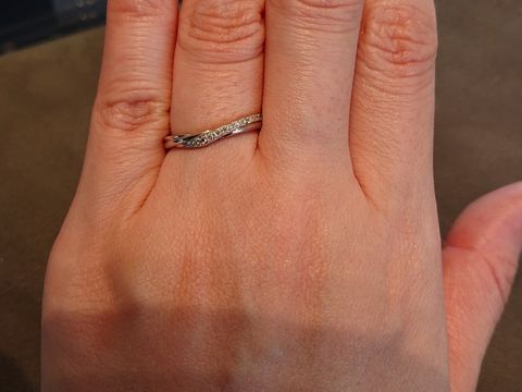 【銀座ダイヤモンドシライシの口コミ】 かなり計算されたデザインで、指が細く見えます。つけ心地もよく、年齢を…