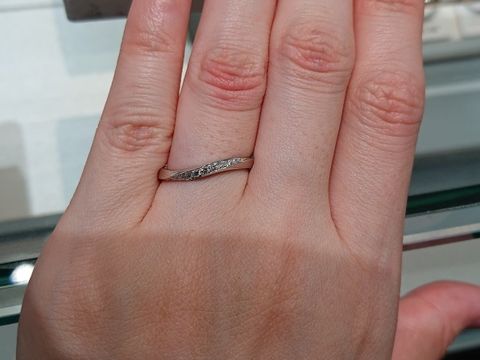 【アイプリモ(I-PRIMO)の口コミ】 他のブランドでも同じようなデザインがありましたが、ダイヤモンドの大き…