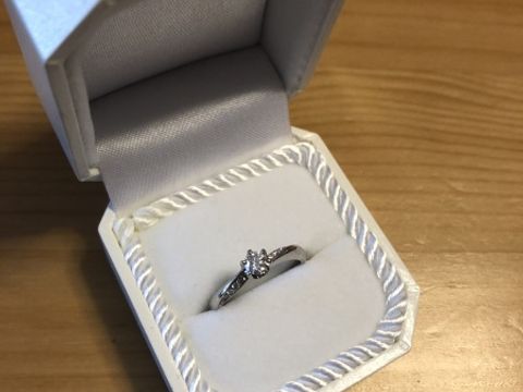 【4℃ BRIDAL(ヨンドシーブライダル)の口コミ】 デザインに一目惚れでした。
大きな1粒よりも、キラキラしていて、普段の…