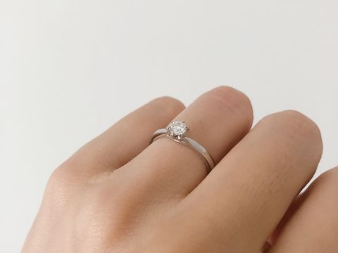 【銀座ダイヤモンドシライシの口コミ】 持ち込みのダイヤモンドに合わせて枠を選びました。横から見ると立体的な…