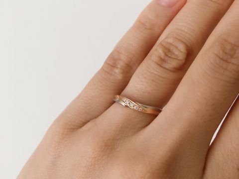 【銀座ダイヤモンドシライシの口コミ】 二人の希望でV字形のデザインを探しました。ゴールドの部分はイエローゴー…