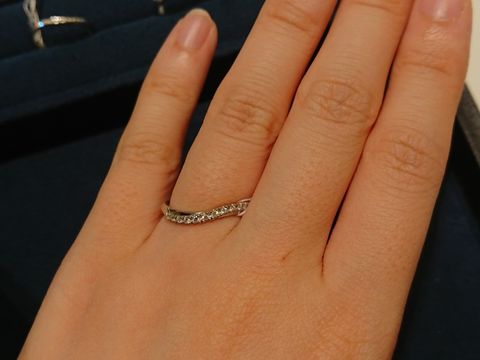 【4℃ BRIDAL(ヨンドシーブライダル)の口コミ】 この指輪のおすすめポイントはダイヤモンドの数です。いろいろ指輪の形を…