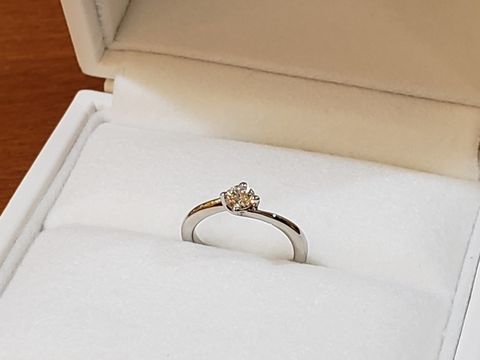 【ジュエリー東京の口コミ】 指が華奢に見えるSラインに大変興味が湧き、店員さんにいろいろなタイプの…