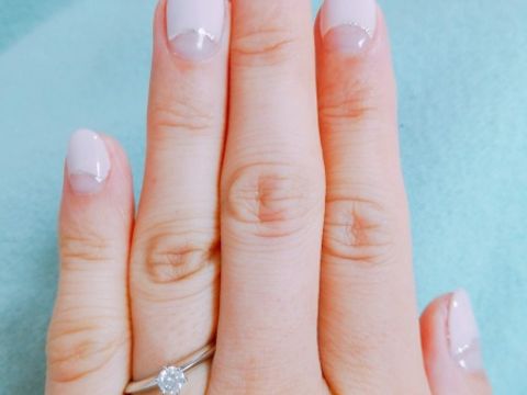 【ティファニー(Tiffany & Co.)の口コミ】 恐らくティファニーの定番と言われる婚約指輪でした。指輪のリングの部分…