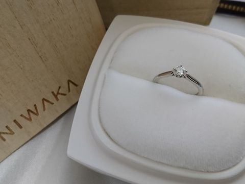 【俄(にわか)の口コミ】 俄の木箱に憧れがあり、婚約指輪は俄と決めていました。デザインも、シン…